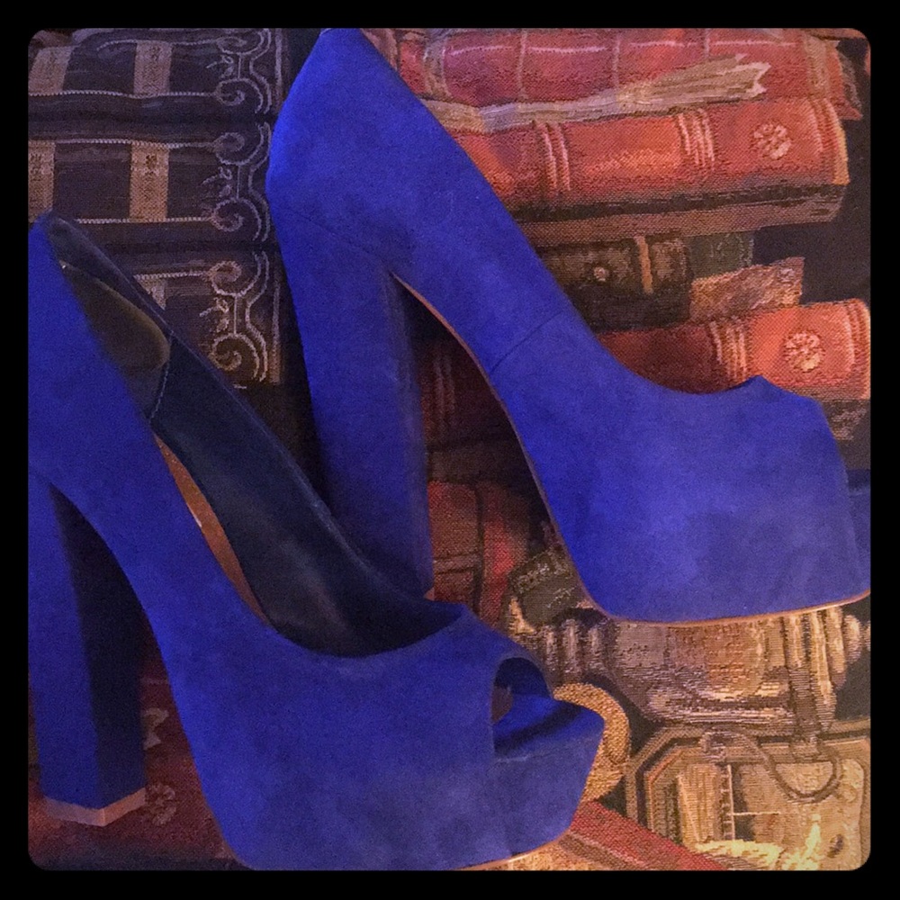 Steve Madden blue suede shoes 👠 Peep toe heels!